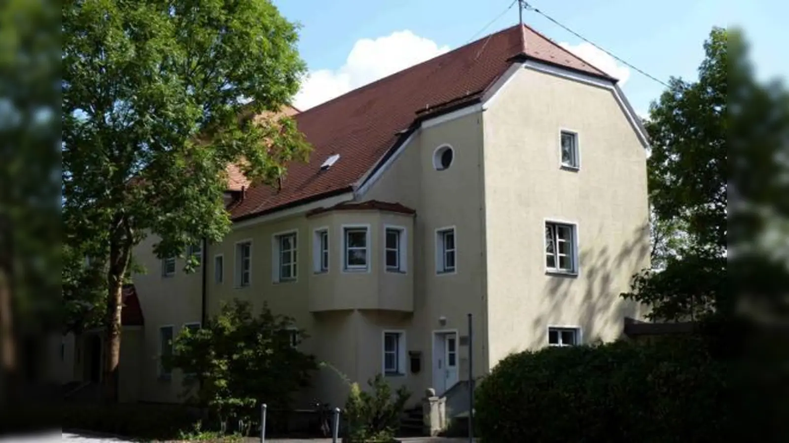 Die Kosten für die Sanierung des alten Schulhauses schlagen den Gemeinderäten schwer auf den Magen.	 (Foto: bb)