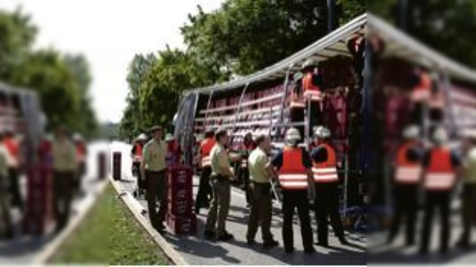 Die Feuerwehr beim Kästen sichern.	 (Foto: Feuerwehr)