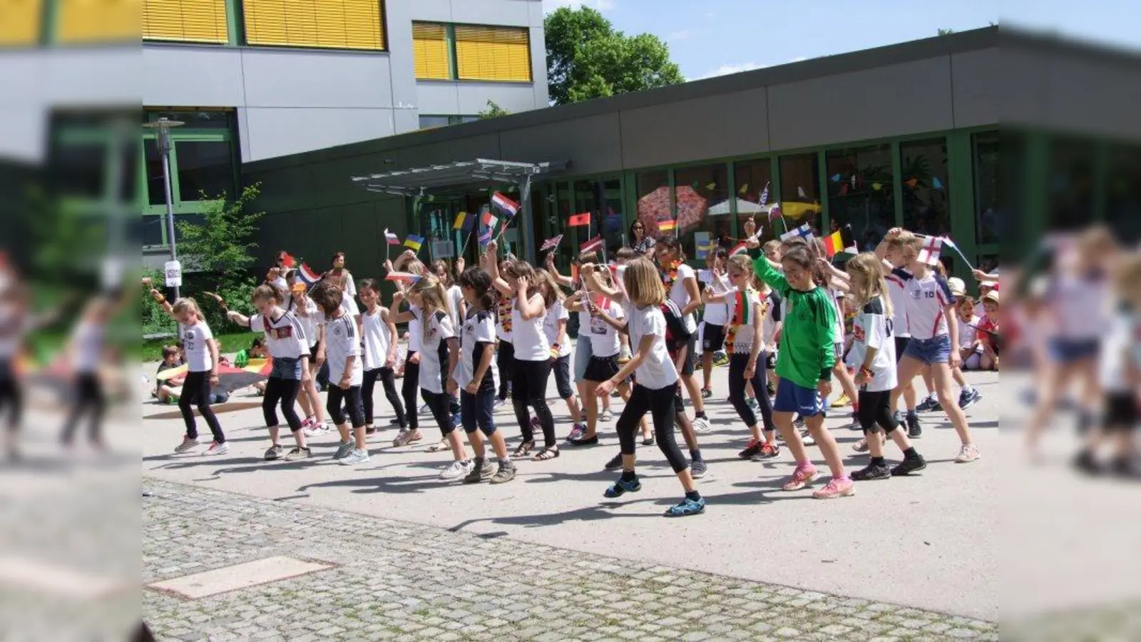 Das Schulfest wurde bei strahlendem Sonnenschein mit einem fulminanten Tanzauftritt eröffnet. (Foto: Gilmschule)