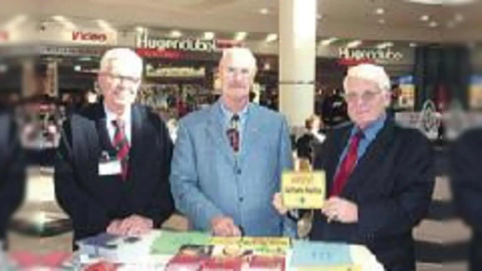 Von  (Foto: Die ehemaligen Polizeibeamten Günter Blume und Herbert Topfstädt sowie Klaus Bode, Vorsitzender des Bezirksausschusses Ramersdorf-Perlach und Mitglied des Seniorenbeirats, informierten im pep über Trickdiebstahl.)