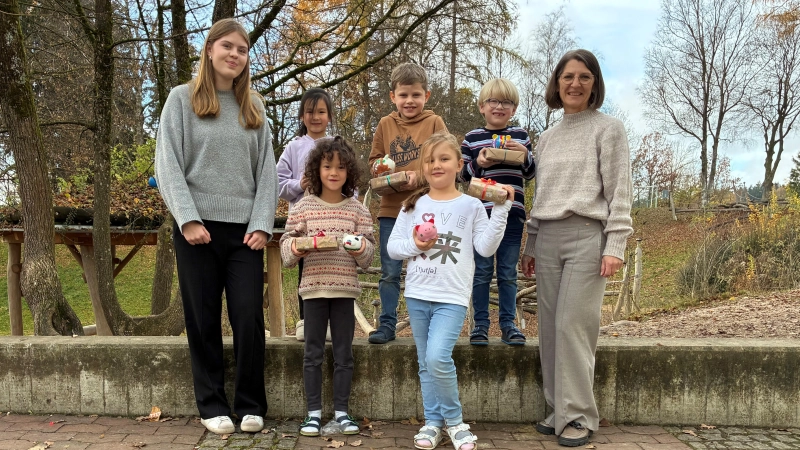 Angelika Pöll (rechts) und Jule Schnell (links) von der Geschäftsstelle Markt Indersdorf übergaben Geschenke an die stolzen Kinder.  (Foto: Sparkasse Dachau)