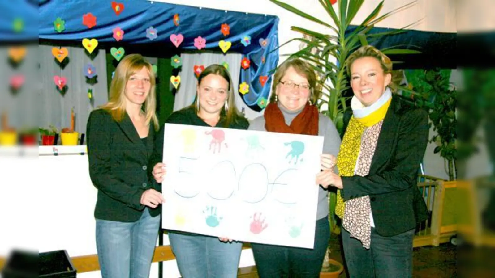 Tanja Ringwald (l.), Anja Reiss (2. v. l.) und Tanja Färg (r.) übergaben der Vorsitzenden der Kinderkrebshilfe Ebersberg, Helga Bodensperger (3. v. l.), die Spende.	 (Foto: Kita)