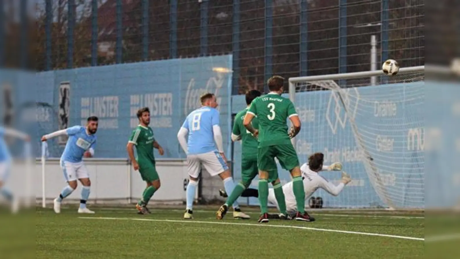 Dreifachtorschütze: Murat Akbas (links).  (Foto: Anne Wild)