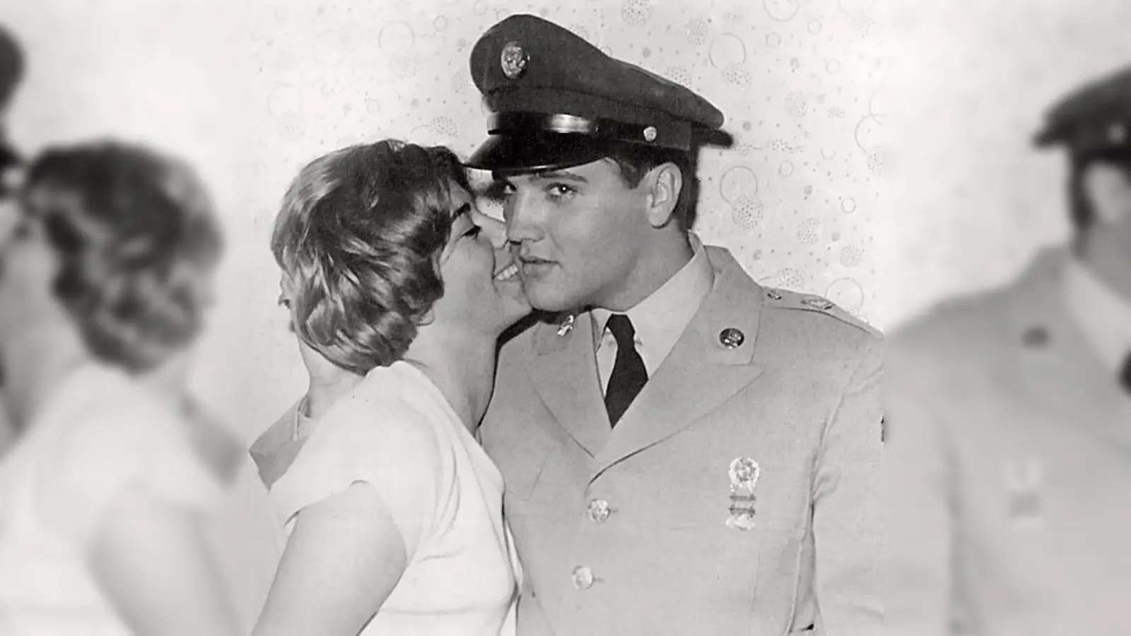 Elvis im Juni 1959 mit Tänzerin Lilo aus dem NachtclubMoulin Rouge am Karolinenplatz, aufgenommen vom Hausfotografen des Moulin Rouge, Rudolf Paulini.  (Foto: Paulini)