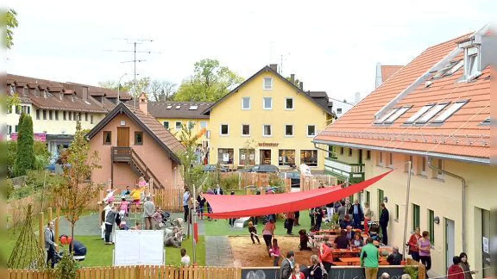 Der Blick von der kindersicheren Dachterrasse des zeigte: Zahlreiche junge Familien, Großeltern und Nachbarn waren der Einladung gefolgt, erkundeten das sanierte und erweiterte denkmalgeschützte Anwesen und den Spielgarten. 	 (Foto: P. Plaum)