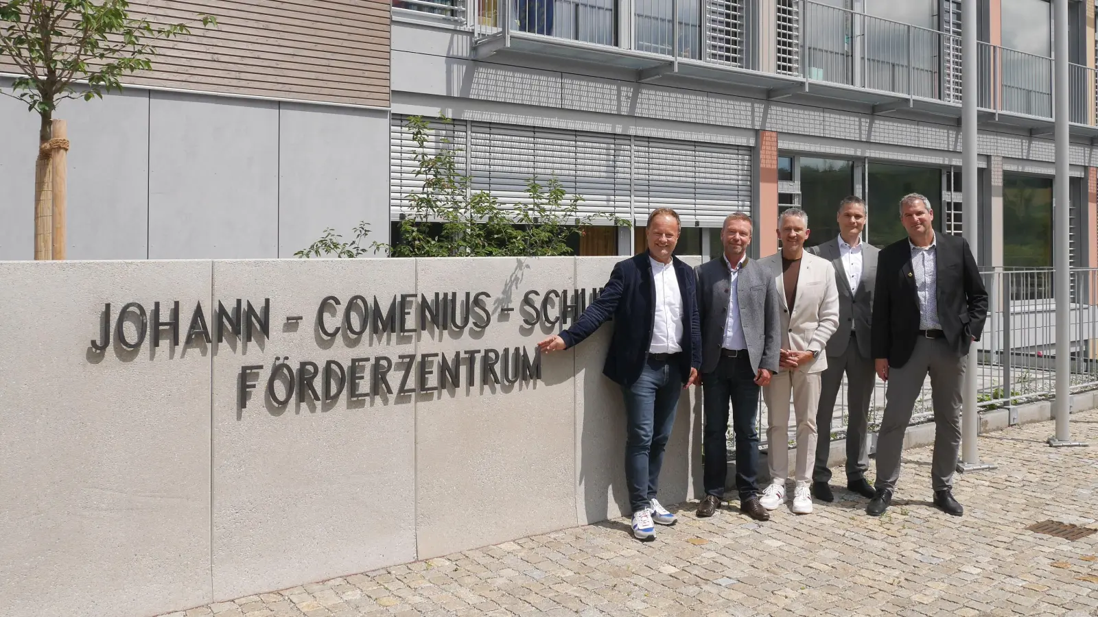 Feierten gemeinsam die Eröffnung des Anbaus: Landrat Robert Niedergesäß, Schulleiter Josef Klinger, MdL Thomas Huber, Architekt Melchior Kiesewetter und Bürgermeister Christian Bauer (v.l.). (Foto: Hans-Rudolf Schulz)