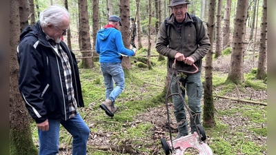 Auch Kuriositäten wie dieser alte Rasenmäher wurden bei der Grenzbegehung gefunden. (Foto: Oliver Bertram)