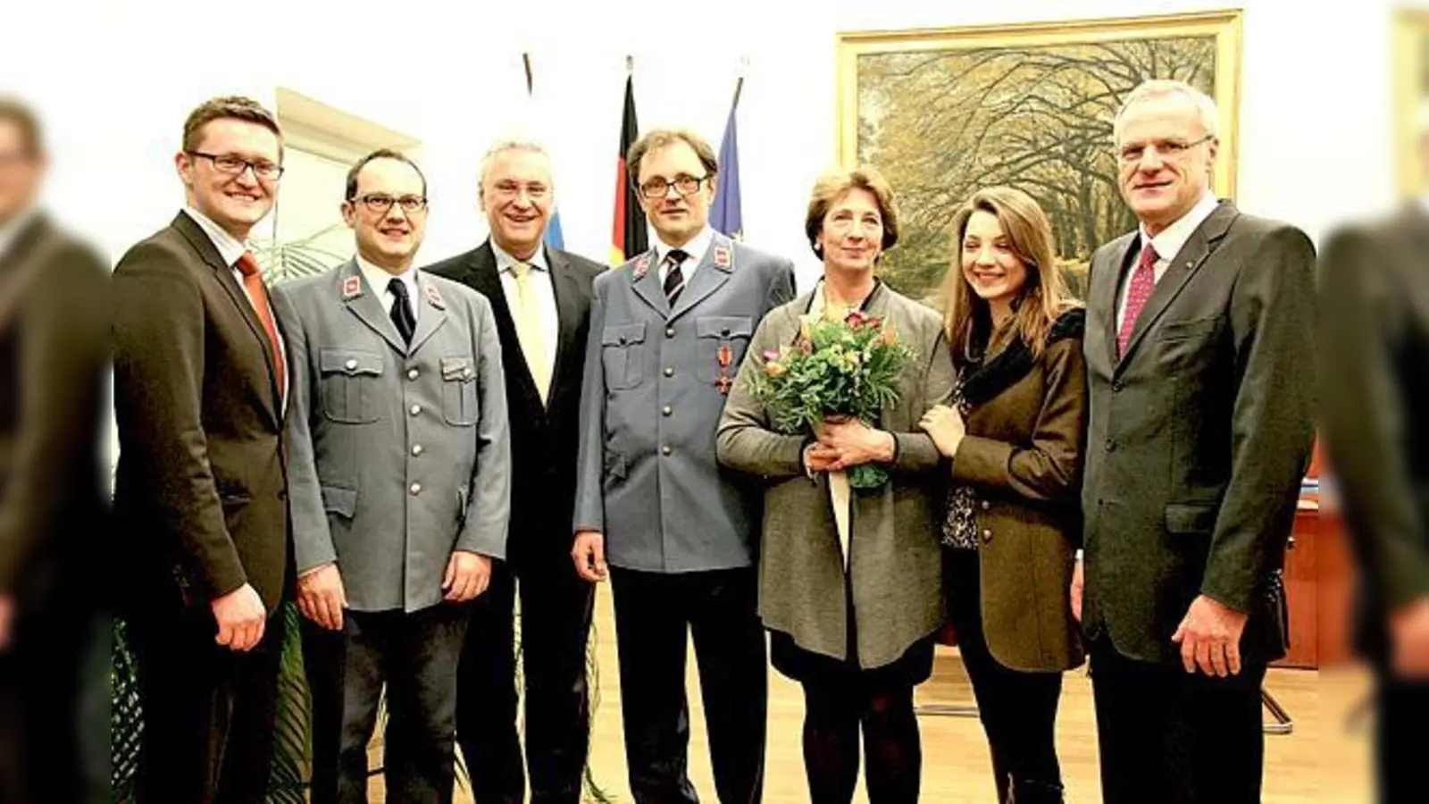 Bundestagsabgeordneter Wolfgang Stefinger (links) und Innenminister  Joachim Herrmann (3. von links) mit dem Geehrten Freiherrn von Bechtolsheim (Mitte) und dessen Gattin und Tochter. 	 (Foto: W. Horlemann, Malteser Hilfsdienst e.V.)