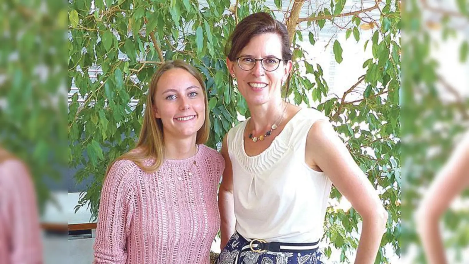 Christina Walser (rechts) verabschiedet sich nach München. Nachfolgerin ist Patrizia Schukowski (links).	 (Foto: Bücherei)