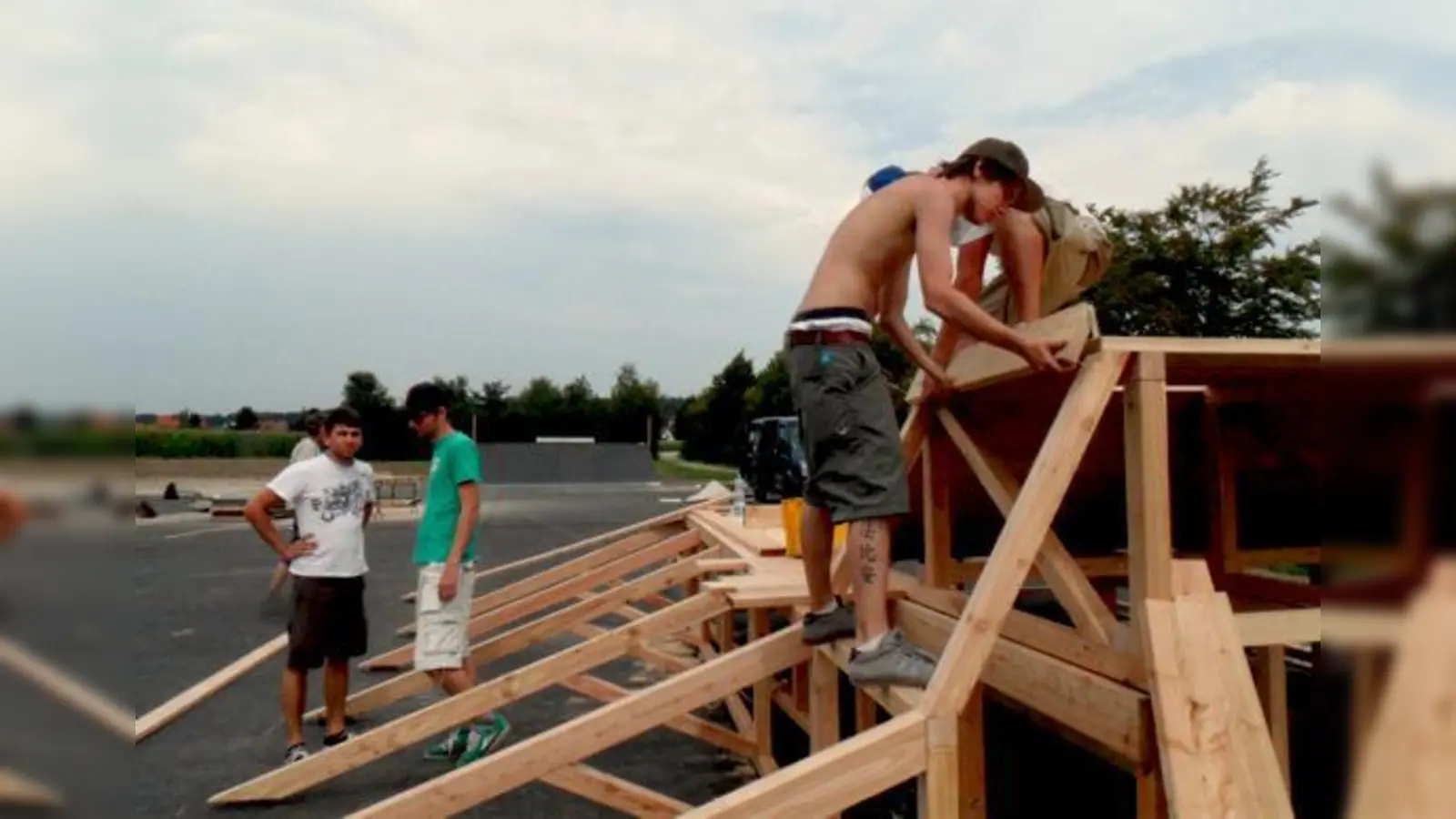 In Wartenberg bauen Jugendliche unter Anleitung einer Fachfirma ihre Skate-Bahn selbst. Das Experiment scheint zu gelingen.	 (Foto: sy)