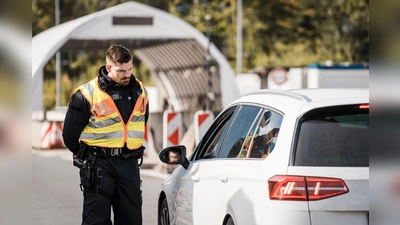 Ein serbischer Pkw-Fahrer wurde am 1. Mai bei der Einreise gleich mehrerer Straftaten überführt.  (Foto: Bundespolizei)
