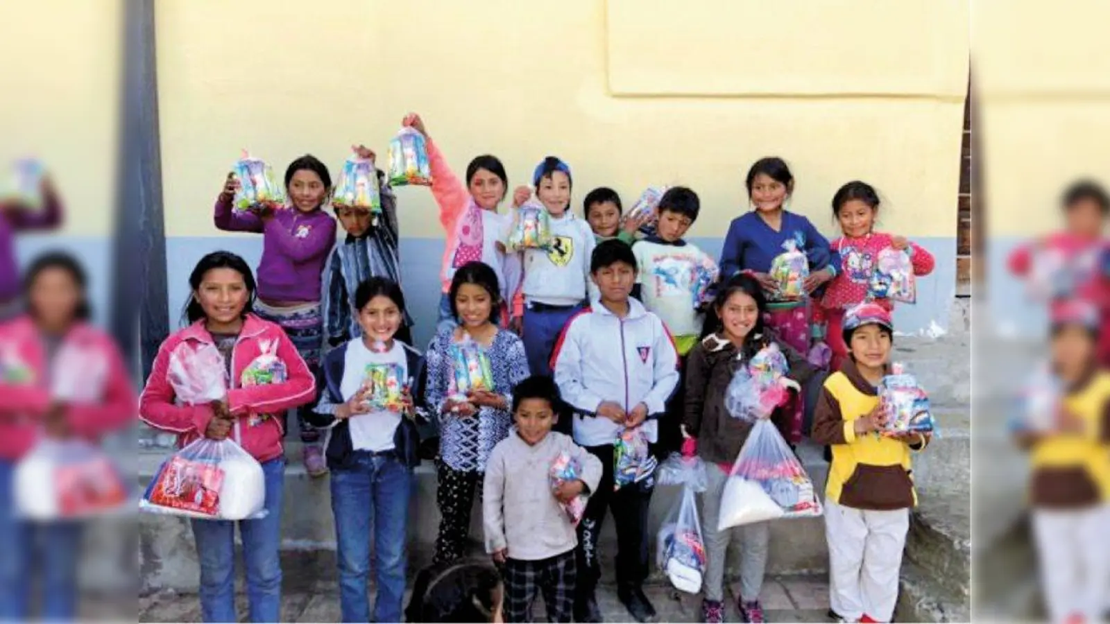 Auch die schulische Situation vieler Kinder ist schwierig. Zwar herrscht in Ecuador die Schulpflicht, dennoch ist es für viele Familien praktisch unmöglich ihre Kinder in die  Schule zu schicken. Ihnen fehlt dadurch eine Arbeitskraft und sie müssen diverse Utensilien, wie Schuluniform, Stifte, Blöcke, bezahlten. (Foto: Pfarrei Maria Trost)