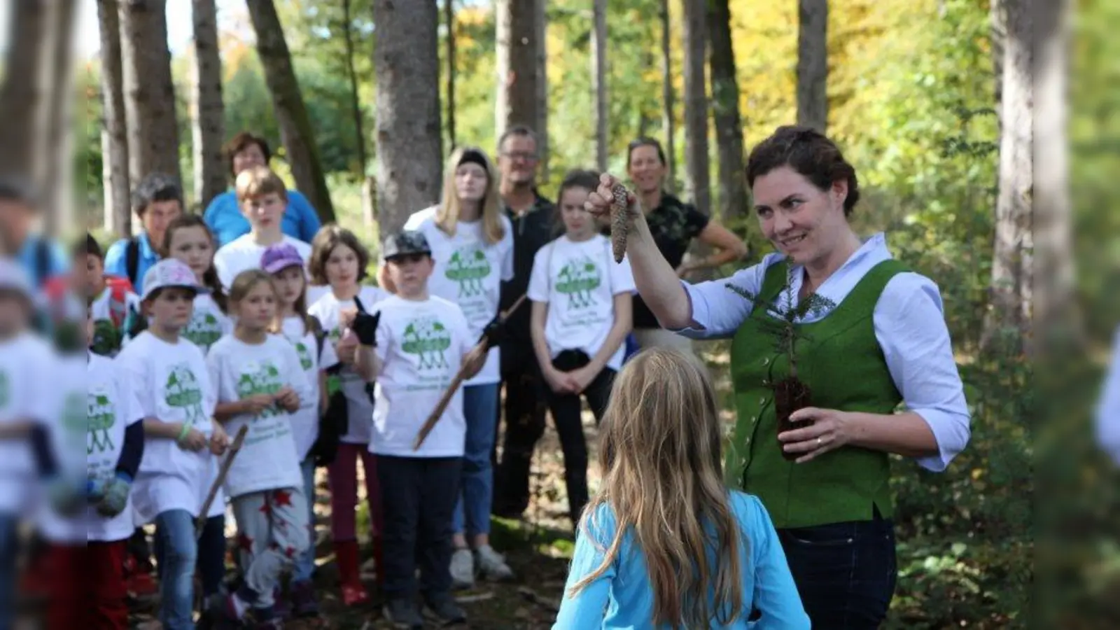 Diplom-Forstwirtin Dr. Stefanie Eichiner zusammen mit den Klimabotschaftern während der Akademie. (Foto: Julian Reitner)