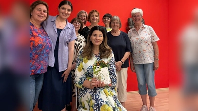 Der neue Vorstand der AG SPD Frauen (v.l.): Sabine Schmierl, Ayan Nazarov, Veronika Webel, Uli Barth, Jana Praxenthaler, Dr. Ramona Casasola-Greiner, Waltraud Rensch, Margret Pellen, vorne Naciye Özsu. (Foto: Bayern SPD)