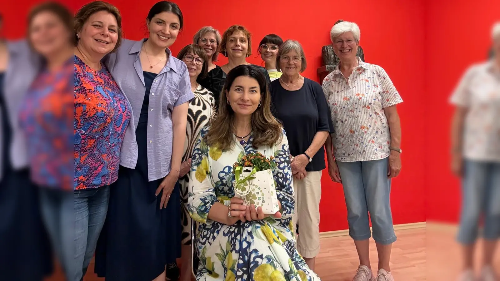 Der neue Vorstand der AG SPD Frauen (v.l.): Sabine Schmierl, Ayan Nazarov, Veronika Webel, Uli Barth, Jana Praxenthaler, Dr. Ramona Casasola-Greiner, Waltraud Rensch, Margret Pellen, vorne Naciye Özsu. (Foto: Bayern SPD)
