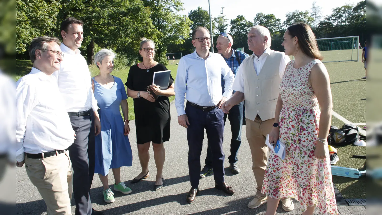 „Wir haben viele Ideen!” TSV-Präsident Karl Horner (Zweiter von rechts) schildert die Arbeit des Sportvereins. MdL Andreas Lorenz, CSU-Vorsitzender Georg Eisenreich, Beate Meyer (Bezirksausschuss 19), Beate Liesen (TSV Solln), CSU-Stadtratsfraktionsvorsitzender Markus Pretzl, Bezirksausschussvorsitzender Ludwig Weidinger (von links) und Stadträtin Veronika Mirlach (rechts) hören ihm zu. (Foto: job)