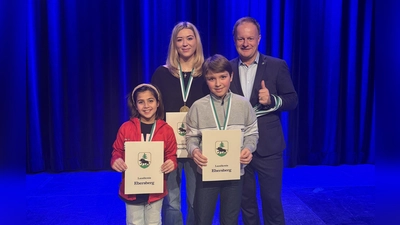 Katharina Ulrich (EHC Klostersee, Shorttrack), Amelie Kreitmeier (EHC Klostersee, Shorttrack) und Michael Ulrich (EHC Klostersee,Shorttrack) wurden von Landrat Robert Niedergesäß (r.) ausgezeichnet. (Foto: LRA Ebersberg)