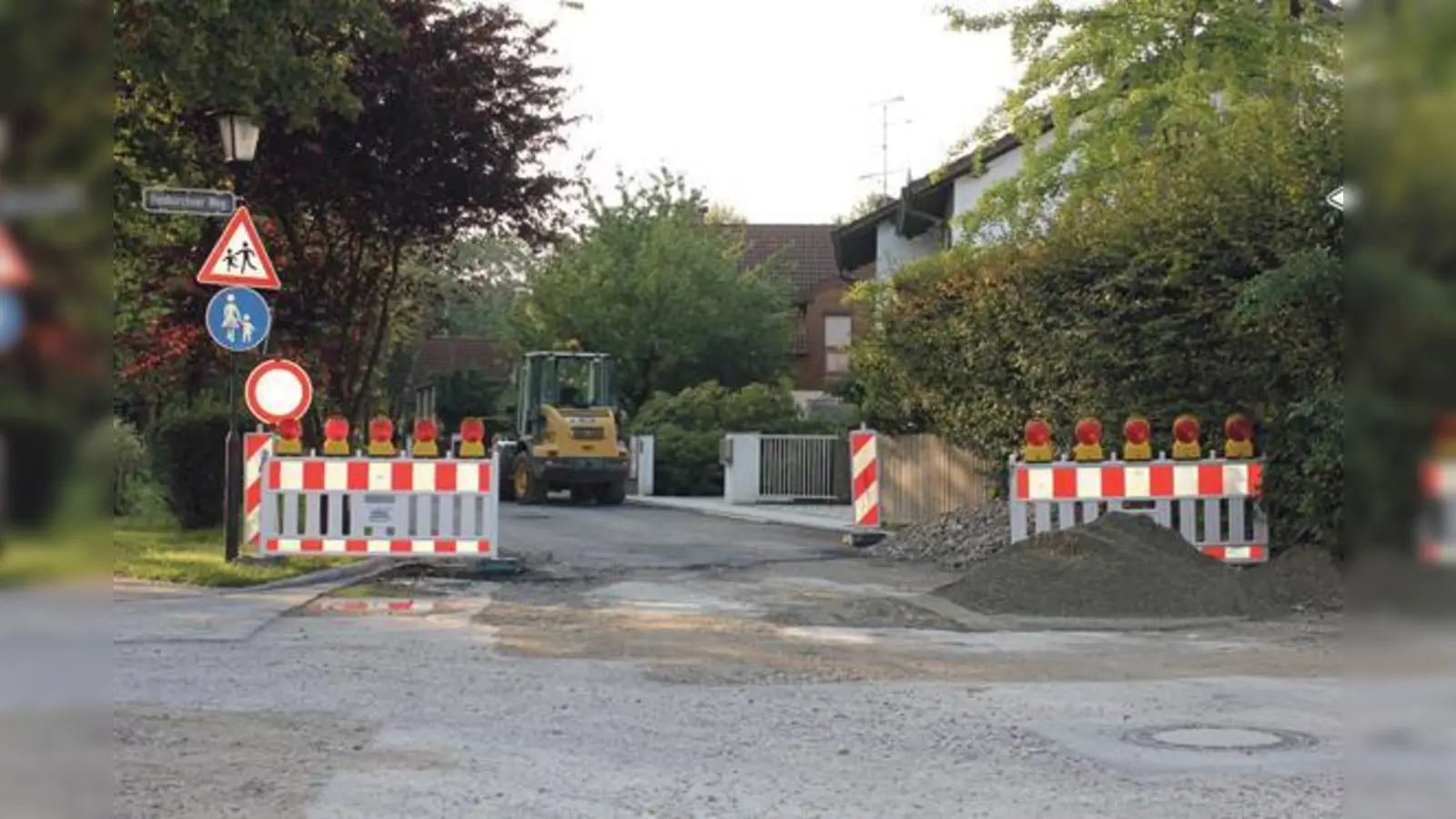 Die Gemeinde Aschheim lässt derzeit viele sogenannte »Altstraßen« erschließen  wie hier die Salmdorfer Straße in Dornach. Ob den Anliegern dafür ein Drittel der Erschließungskosten erlassen wird, dürfen die Bürger am Sonntag selbst entscheiden.  (F.: bs)