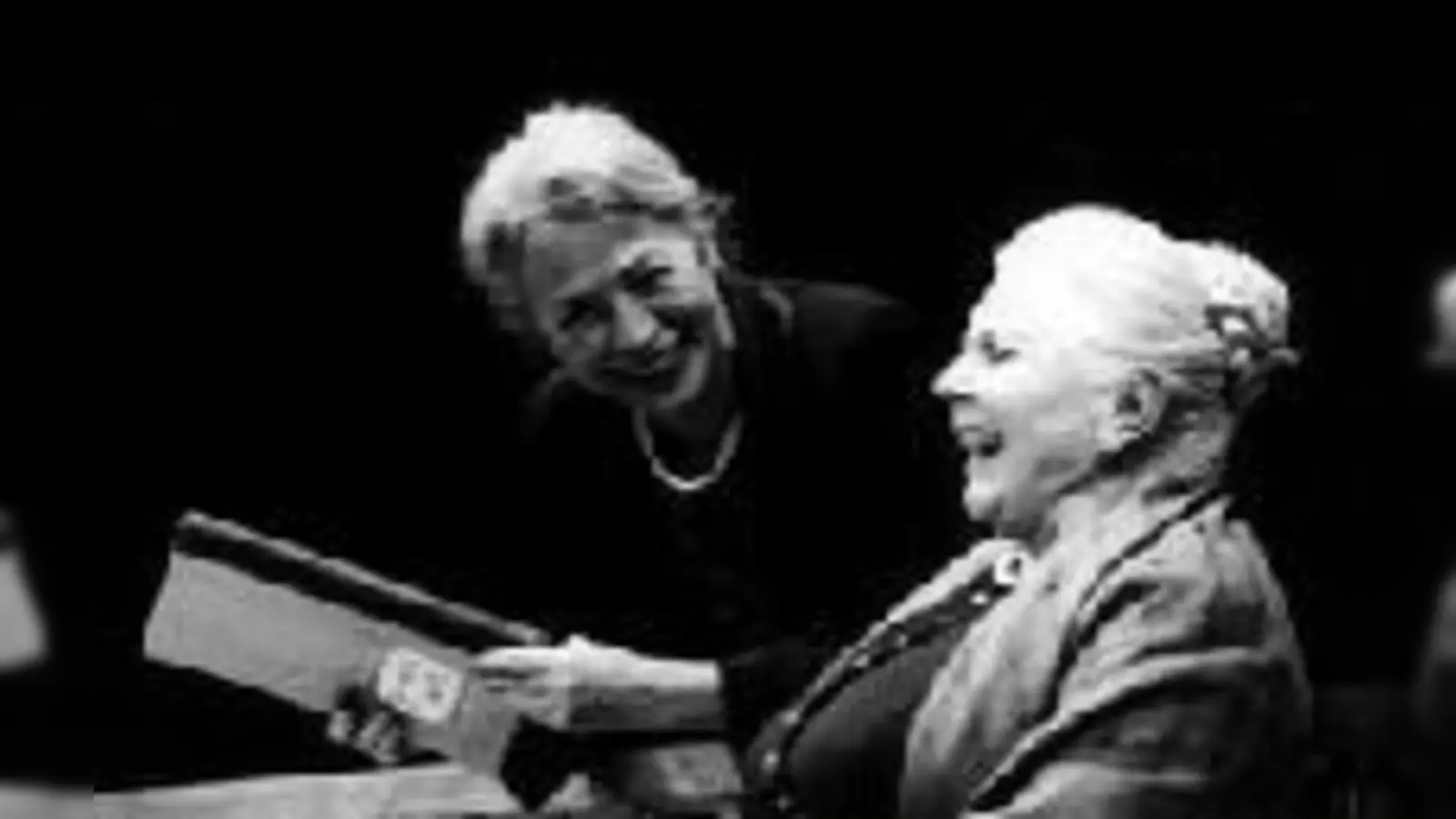 Zum letzten Mal am Münchner Volkstheater: Späte Gegend mit Ruth Drexel und Christine  (Ostermayer.Foto: VA)