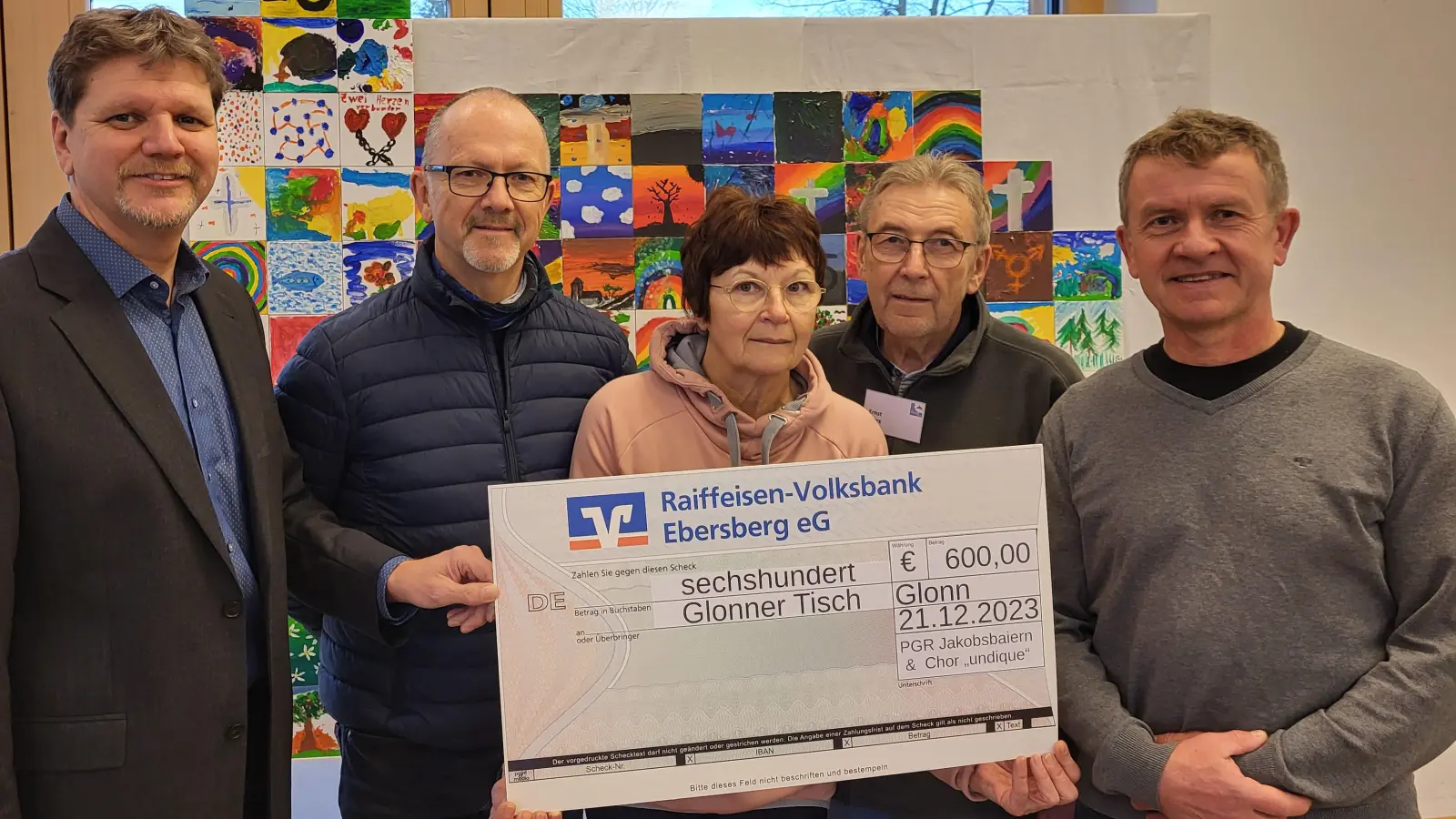 Alex Nadler (Chor „undique“), Uwe Schulz, Waltraud Ringlstetter-Huber, Ernst Suberg (alle Tafel) und Andreas Stadler (Pfarrgemeinderat) bei der Spendenübergabe. (Foto: Privat)