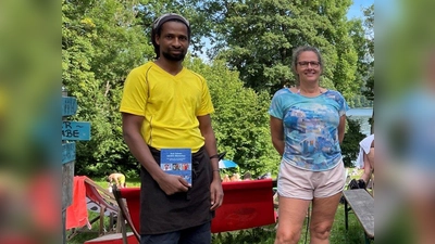 Ali mit dem Buch von Laura Kennedy. Daneben steht Mutter Mareike Kennedy. (Foto: pst)