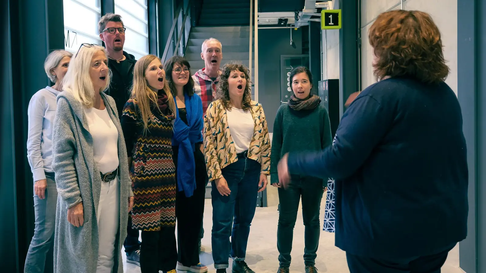 Der Gasteig-Chor singt am 12. Dezember um 17.30 Uhr in der Halle E Weihnachtssongs, bei denen alle einstimmen können. (Foto: Benedikt Feiten/Gasteig)
