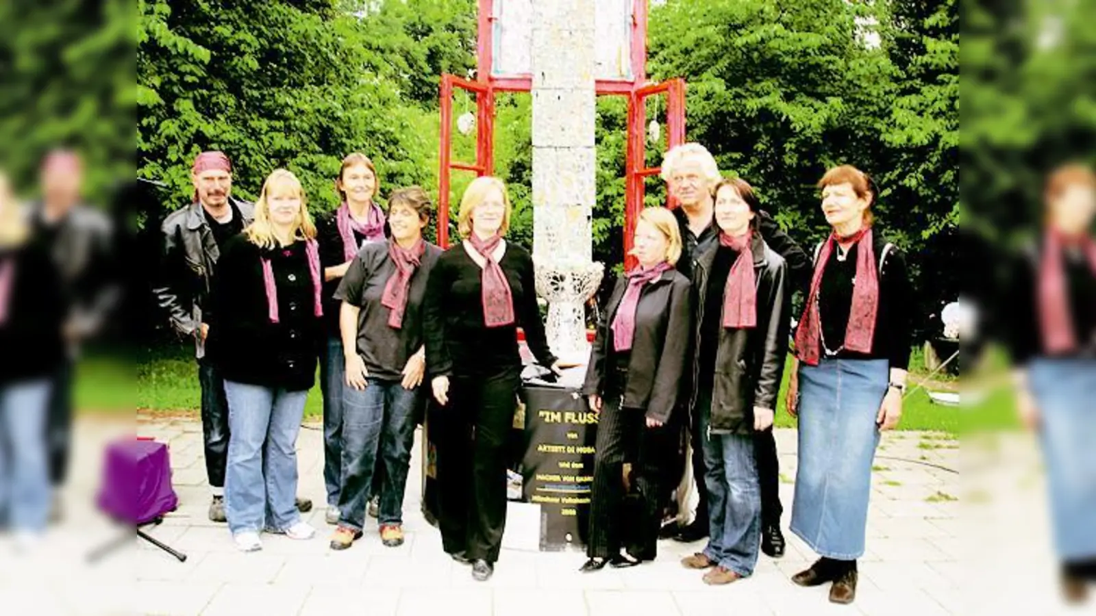 Die Künstlergruppe Artisti di Mosaico unter Leitung von Werner Frank stellte ihr Erstlingswerk auf dem Hans-Mielich-Platz vor.   (Foto: Privat)