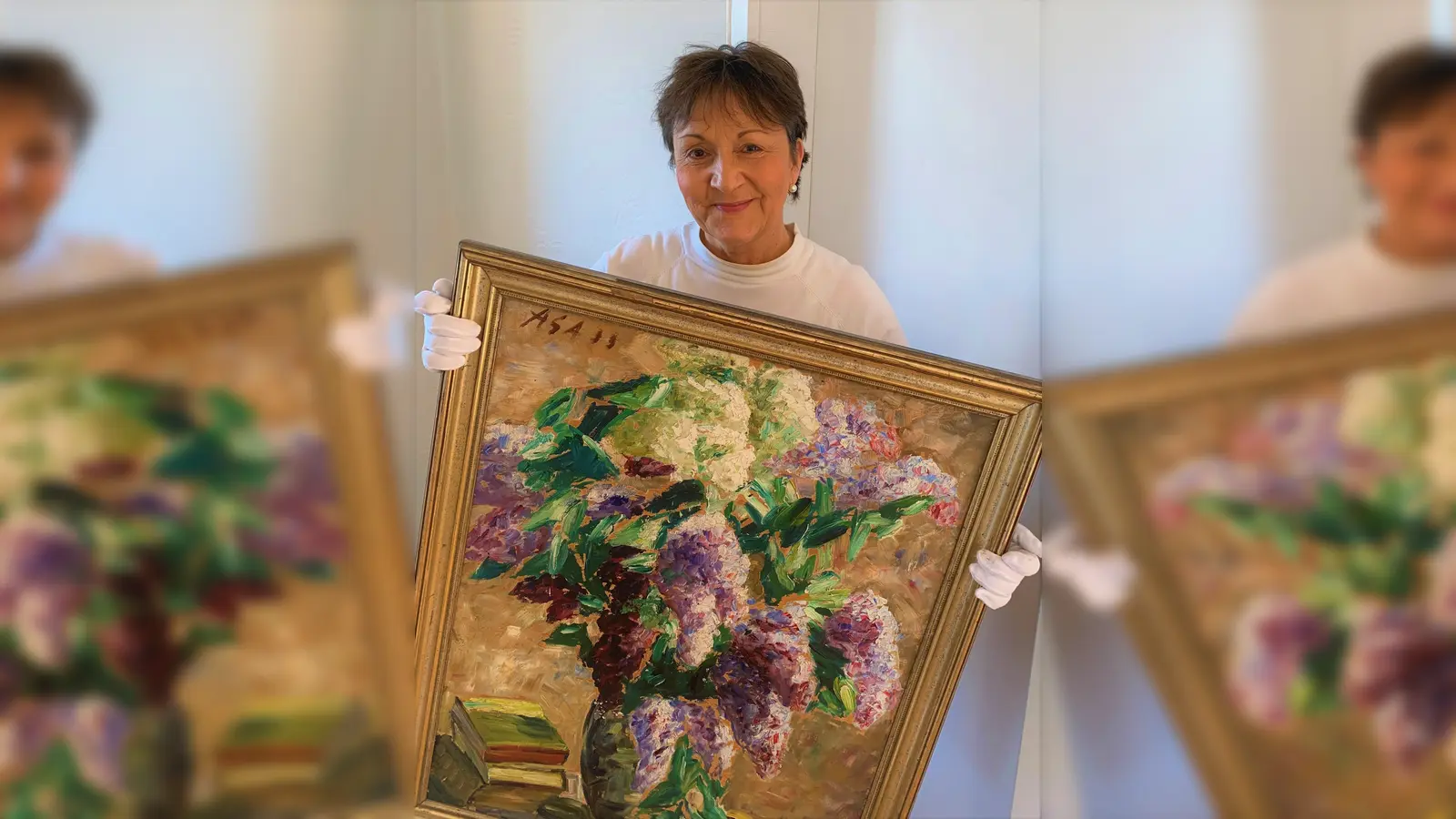 Museumsleiterin Dr. Heike Schmidt-Kronseder mit einem Albert Schiestl-Arding-Gemälde (Blumenstillleben), das in der Ausstellung im Museum Franz Xaver Stahl zu sehen sein wird. (Foto: VA )