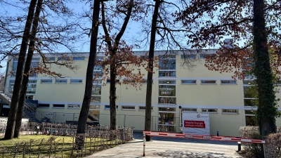 Die Sanierung der Grundschule Krailling ist längst überfällig. Doch mit den Geldsorgen der Gemeinde lässt sich kein großer Wurf starten. An der kleinen Lösung wird momentan geplant. (Foto: Ulrike Seiffert)