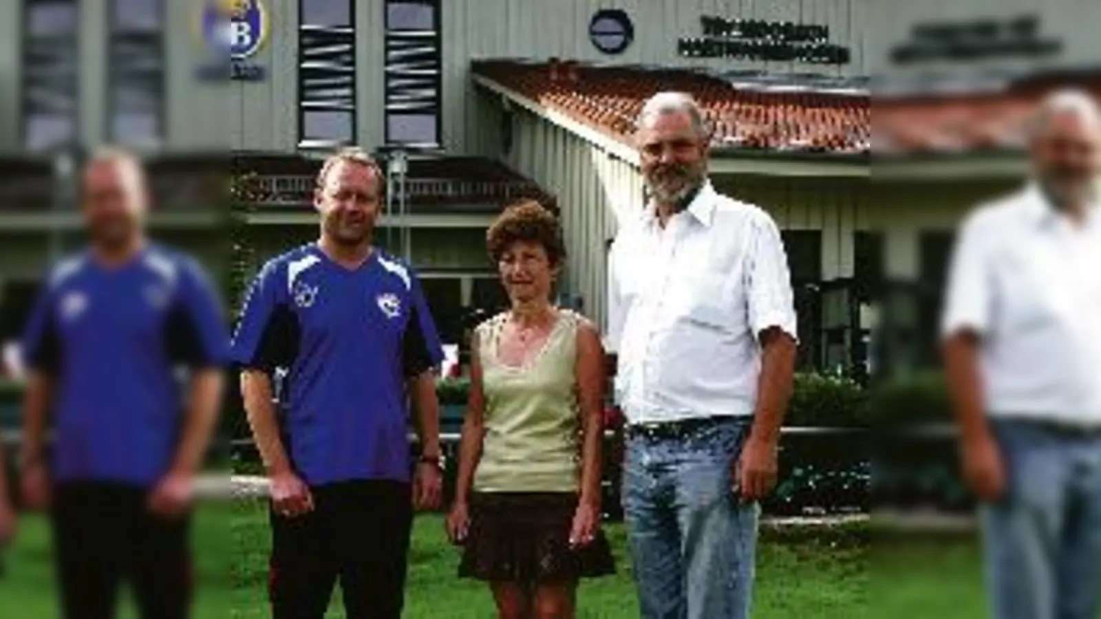 Ex-Nationalspieler Hans Dorfner, neben Angelika und Heinz Zellner, der als Vorstand und Jugendleiter des TSV Moosach-Hartmannshofen fungiert (v.l.). 	 (Foto: wei)