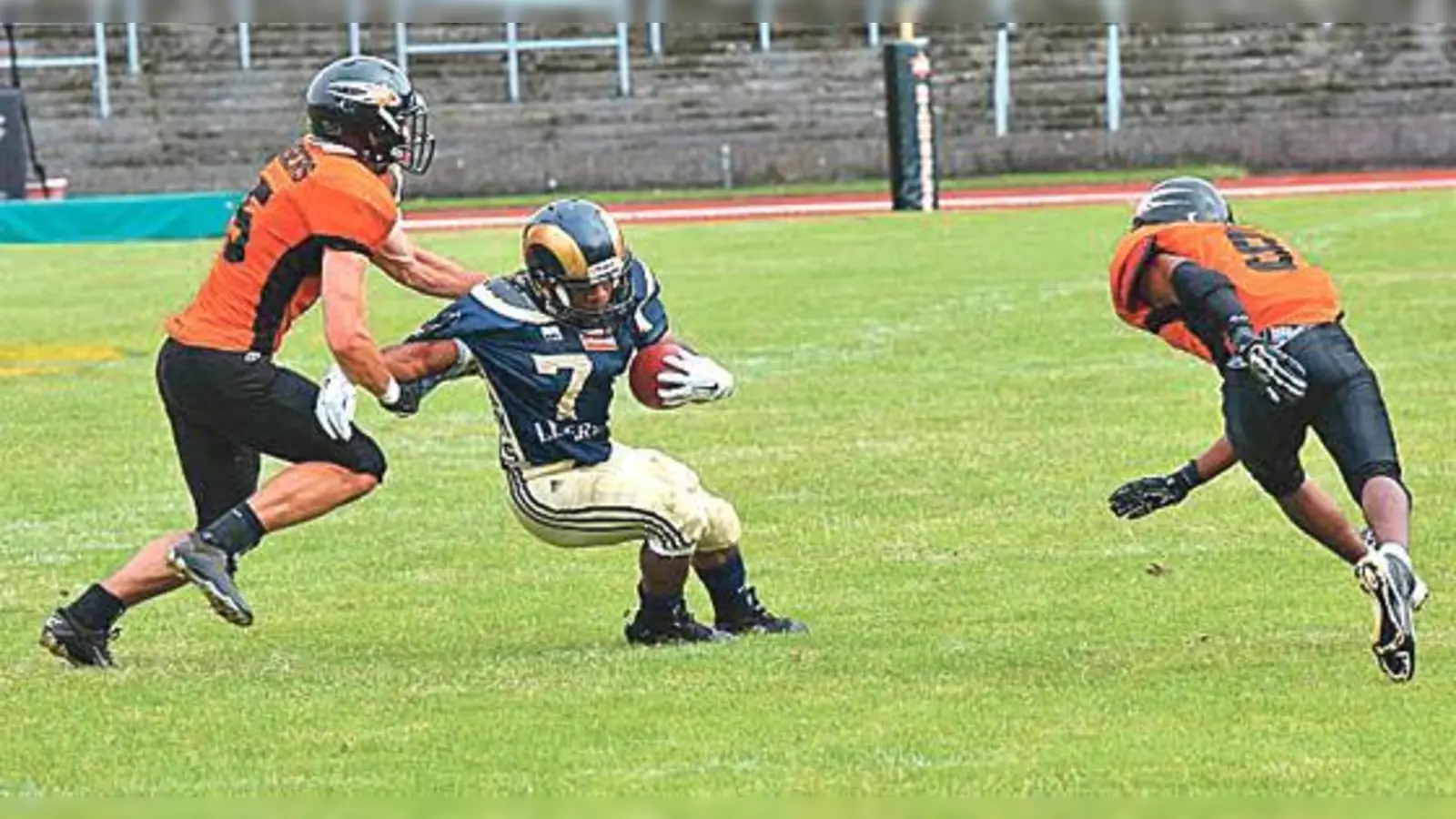 American Football ist ein körperbetontes Spiel. Das bekam vor allem Rangers-Quarterback Markus Gärtner zu spüren, Er musste verletzt vom Feld.	 (Foto: Rangers)