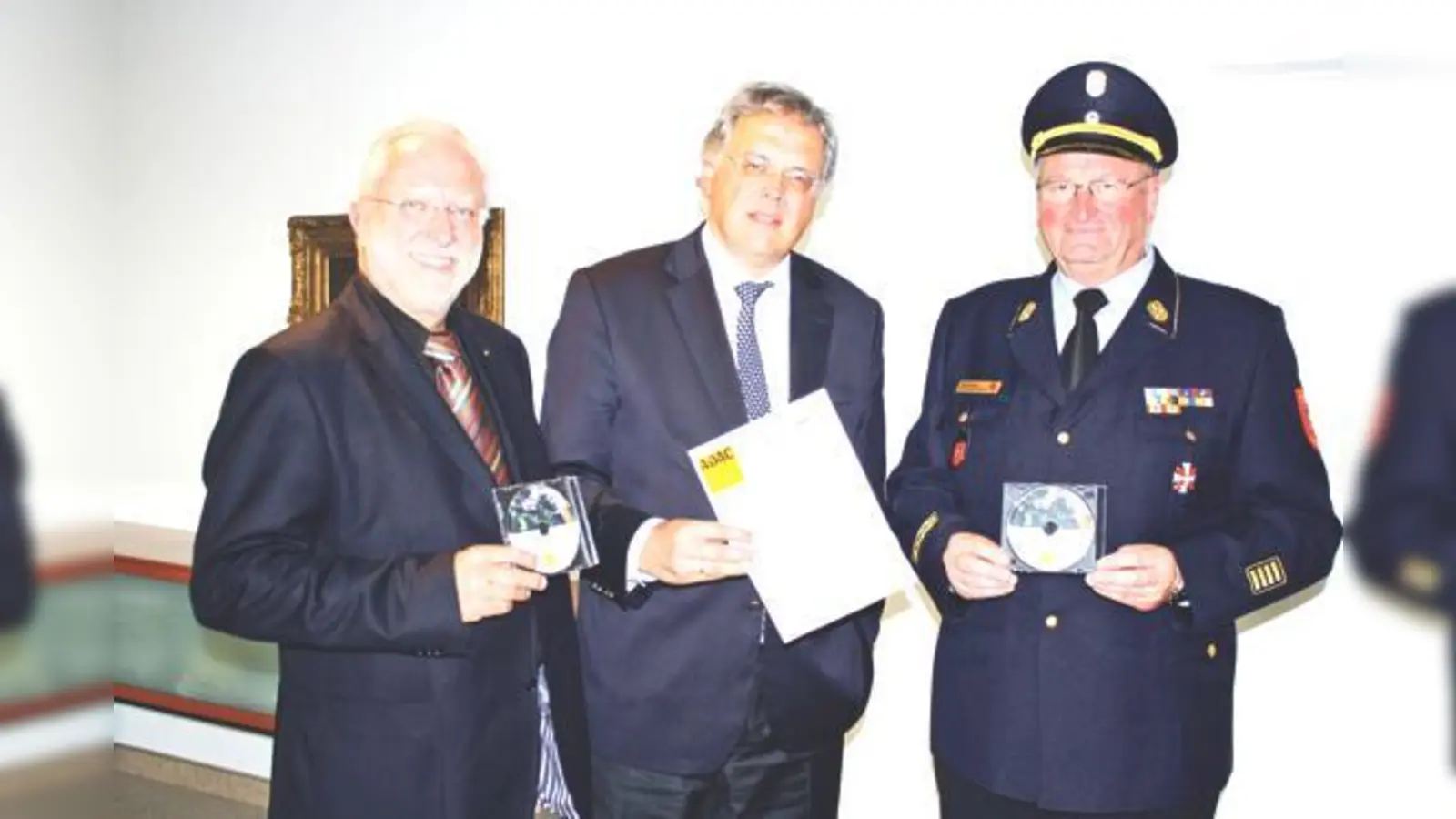 Die ersten Schulungs-CDs zur Rettungskarte übergab der Vorsitzende des ADAC Südbayern, Dr. August Markl, an Regierungspräsident Christoph Hillenbrand und den Vorsitzenden des Bezirksfeuerwehrverbands, Karl Neulinger (v.l.).	 (Foto: ADAC)