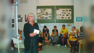 Ausstellungseröffnung: Monika Schulte-Rentrop begrüßte die Gäste und ein Teil ihrer Schüler machte dazu Musik. Die Jungen hatten sich innerhalb weniger Stunden mit den Trommeln vertraut gemacht. (Foto: bb)