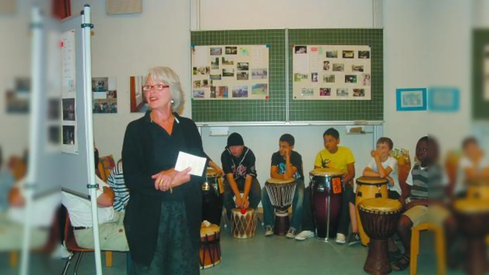 Ausstellungseröffnung: Monika Schulte-Rentrop begrüßte die Gäste und ein Teil ihrer Schüler machte dazu Musik. Die Jungen hatten sich innerhalb weniger Stunden mit den Trommeln vertraut gemacht. (Foto: bb)