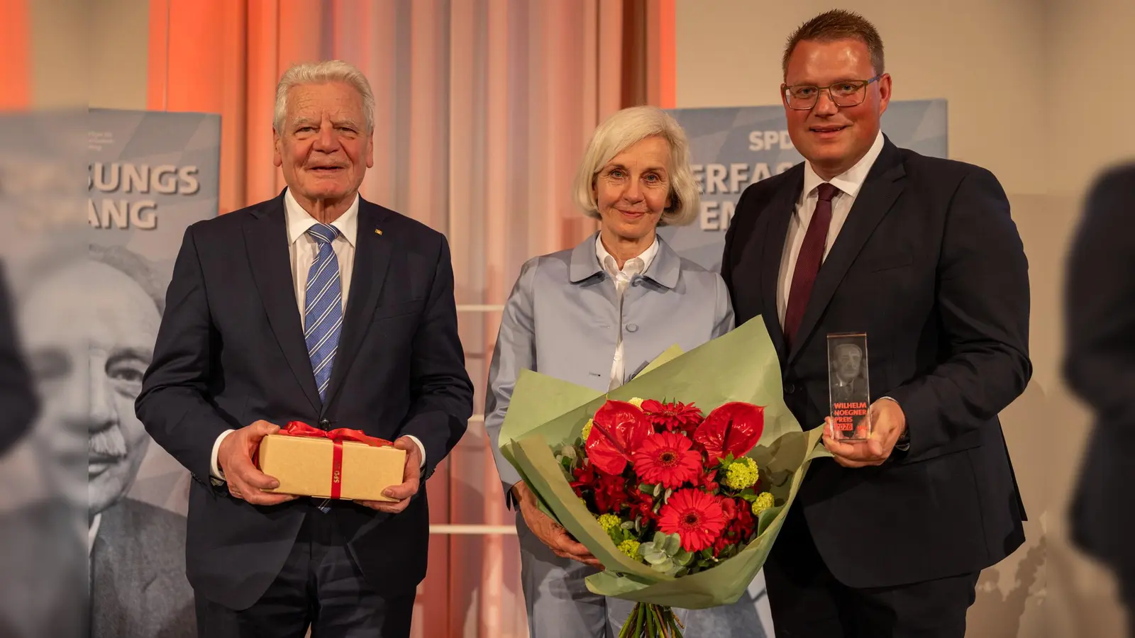 Ursula Münch bei der Auszeichnung. Laudator Bundespräsident a.D. Joachim Gauck (l.) und SPD-Fraktionsvorsitzender Holger Grießhammer gratulierten. (Foto: SPD-?Fraktion im Bayerischen Landtag)