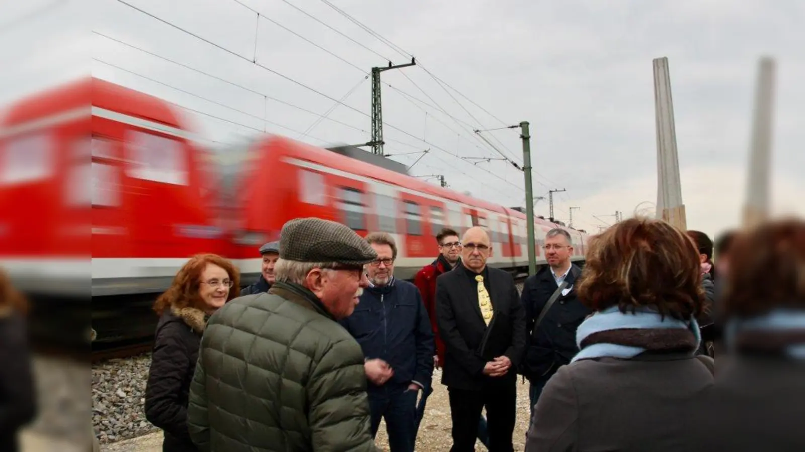 Zum Ortstermin im April vergangenen Jahres forderten die BA-Mitglieder die Prüfung eines S-Bahnhalts an der Berduxstraße. Landratsabgeordneter Ottmar Bernhard (vorn) setzte sich für die Machbarkeitsstudie ein. Mit Erfolg: Bis Ende des Jahres soll die Prüfung abgeschlossen sein. (Foto: us)