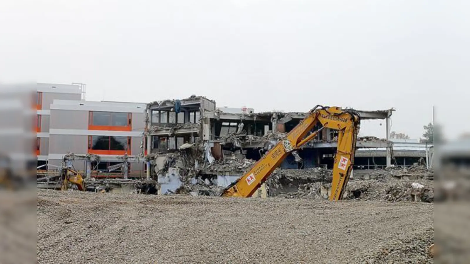 Die Abbrucharbeiten am alten Gebäude der Therese-Giehse-Schule mussten kurz gestoppt werden. Mittlerweile sind die Arbeiten weiter fortgeschritten.	 (Foto: ch)