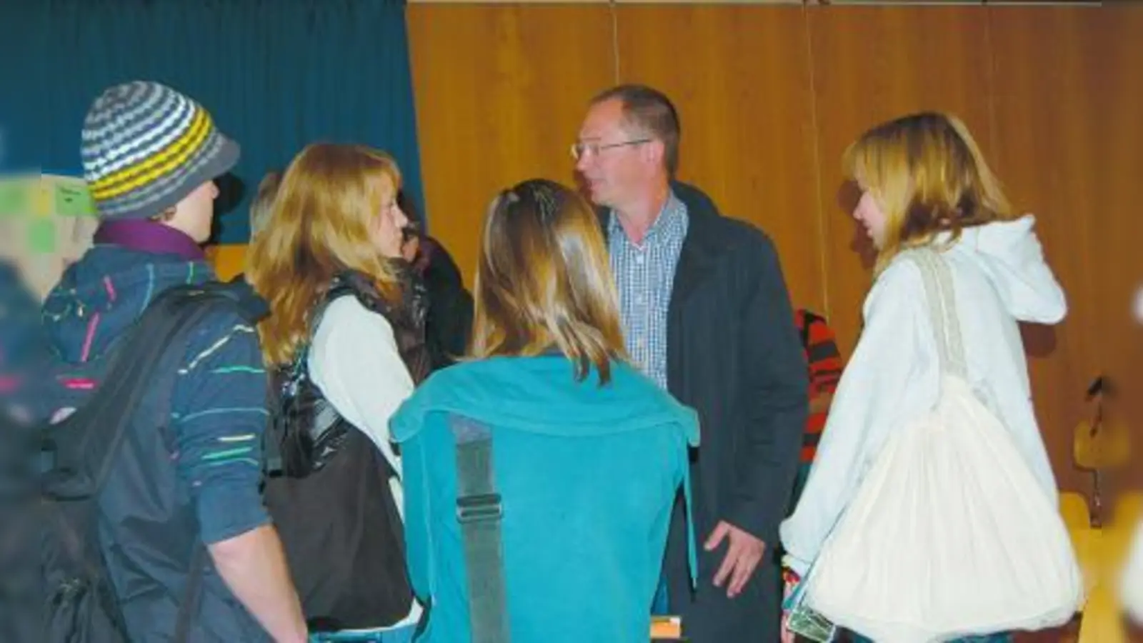 Nach seinem Vortrag beantwortete Prof. Dr. Volker Bruss die offenen Fragen der Schülerinnen und Schüler. (Foto: pi)