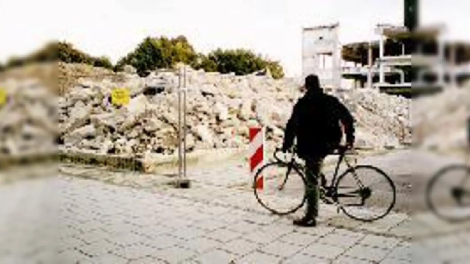 Noch bis 2010 müssen sich Radfahrer gedulden, wenn sie durch das ehemalige Agfa-Gelände radeln wollen.  (Foto: Woschée)