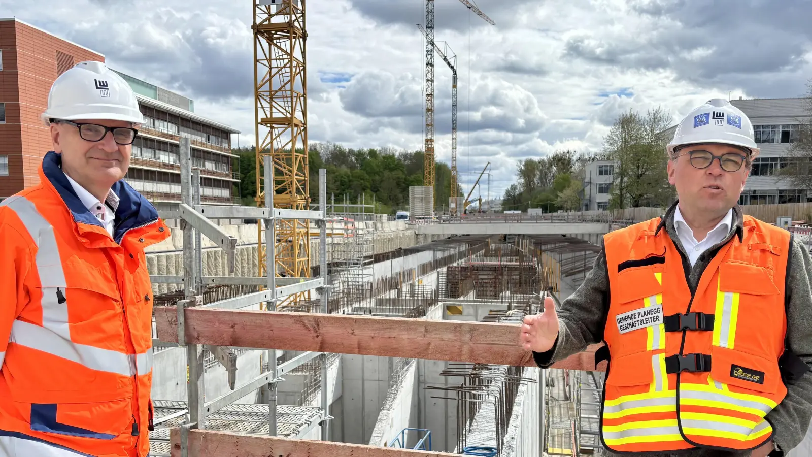 Michael Brucker von der Projektmanagementgesellschaft (l.) und der Planegger Geschäftsleiter Stefan Schaudig beim Ortstermin an der Martinsrieder Großbaustelle. (Foto: Ulrike Seiffert)