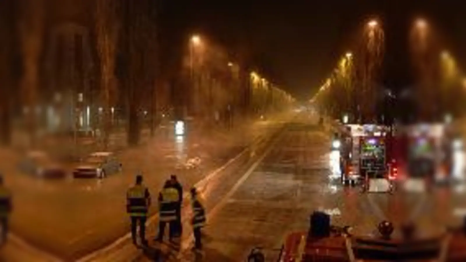 Ein Teil der Leopoldstraße wie man ihn, glücklicherweise, eher selten zu Gesicht bekommt: Restlos<br><br>überschwemmt.	 (Foto: Feuerwehr)