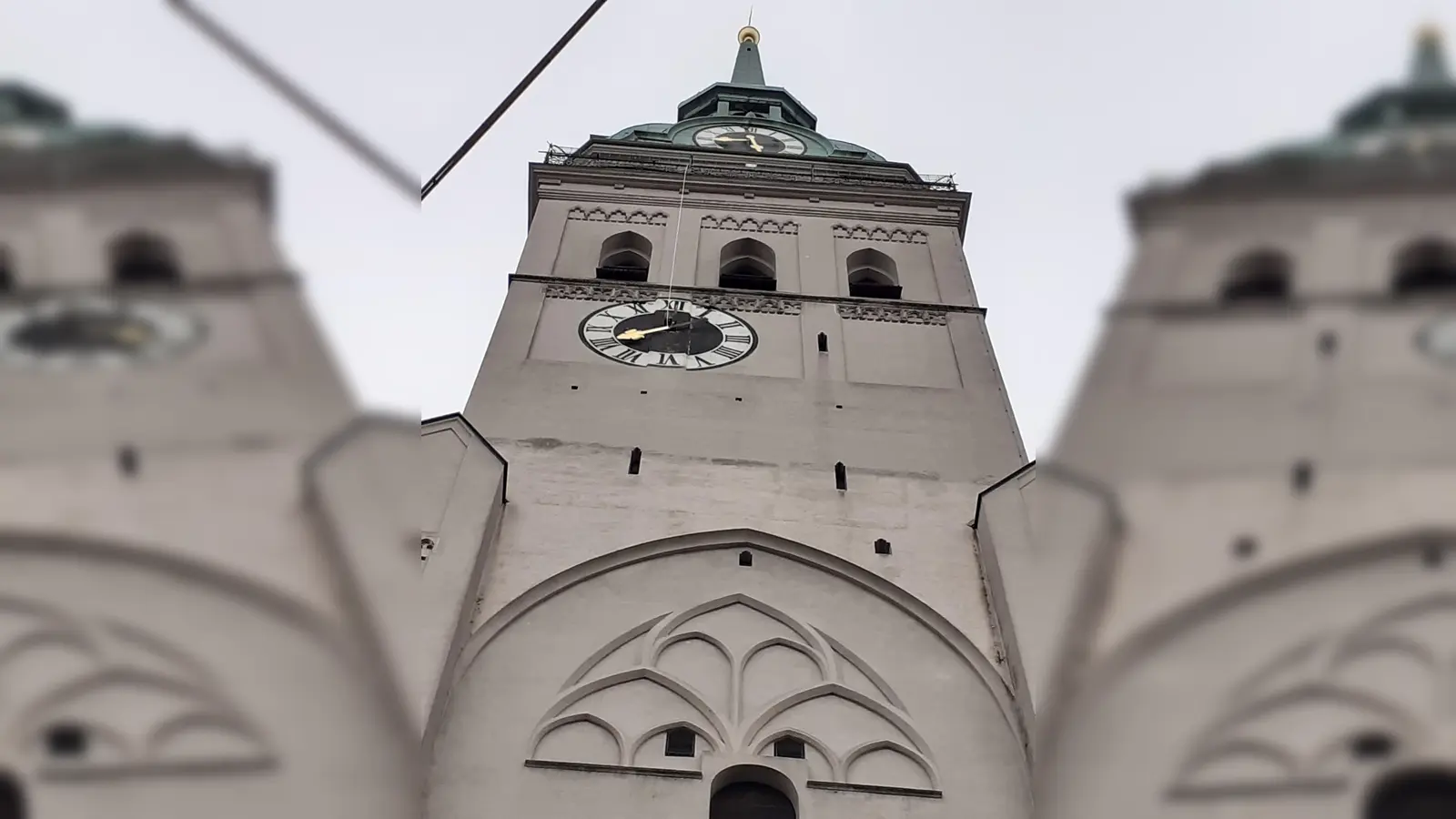 Von der Aussichtsplattform des Alten Peters abgeseilt wurde eine auf den Stufen verunglückte 35-jährige Frau.  (Foto: mha)