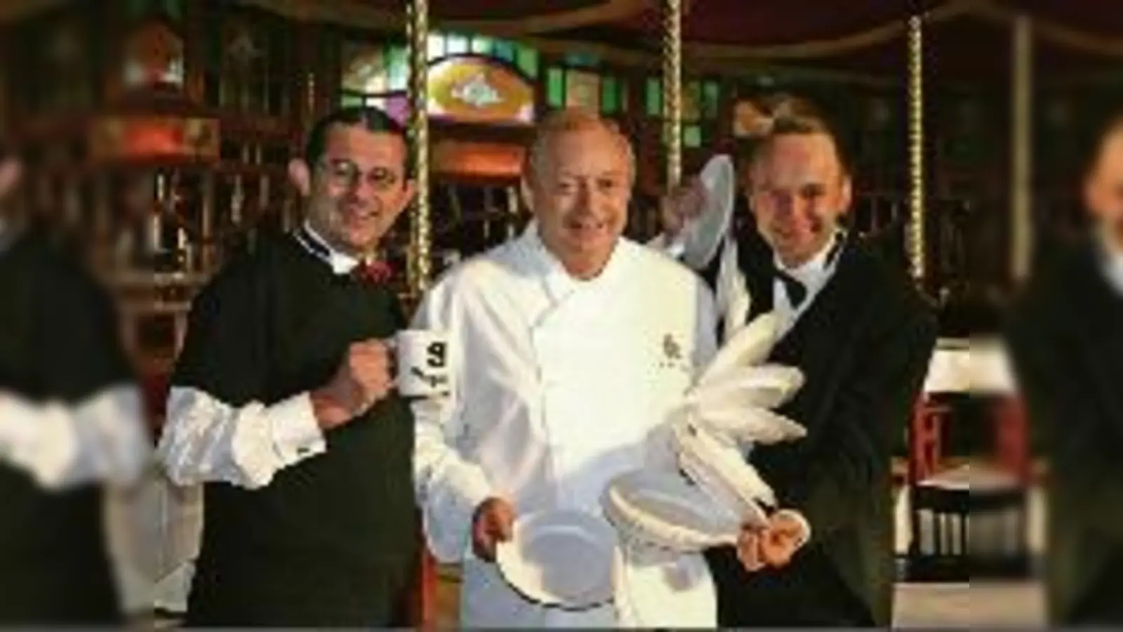 Bitten zu Tisch: Meisterkoch Alfons Schuhbeck und die Kavaliere Ralf Hafner alias Anton (li.) und Bernhard Altfeld alias Fritz (re.).	 (Foto: sm)