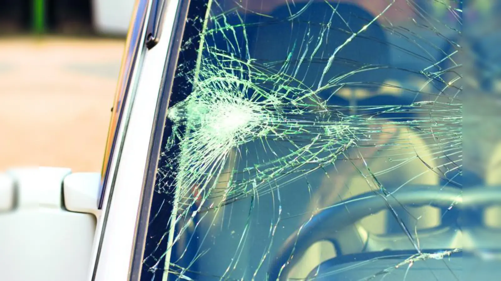 Ob ein Schaden an der Windschutzscheibe repariert werden kann, weiß der Fachmann. (Foto: fotolia/
Andrey Semenov)