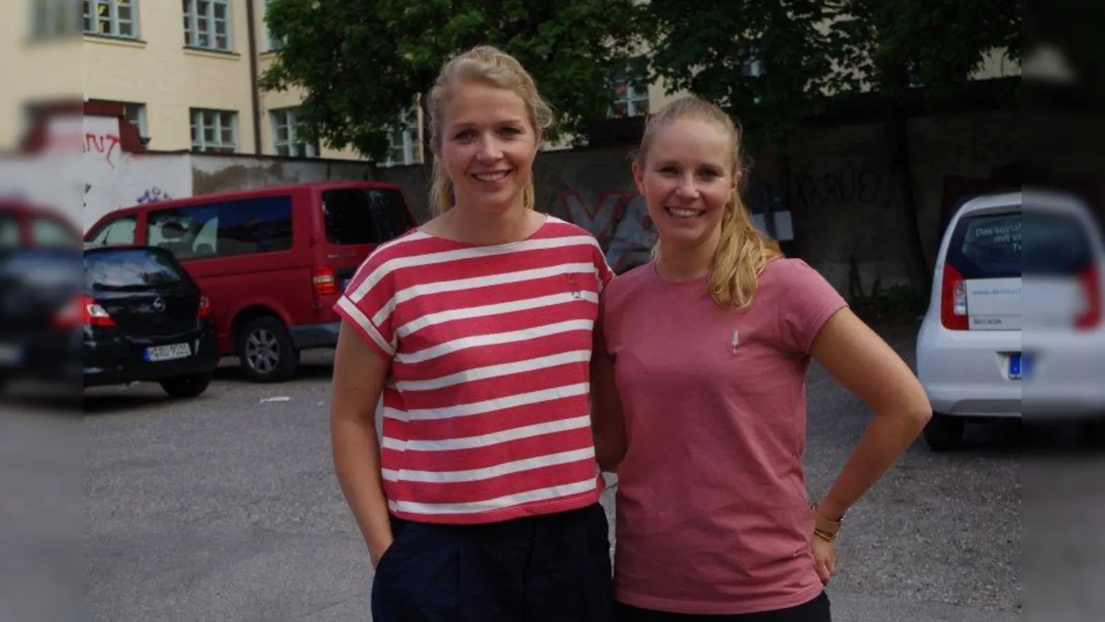 Alexa (links) und Laura Steinke wollen mit einem Laimer Kulturcafé das Grundstück an der Agnes-Bernauer-Straße 79 zwischennutzen. (Foto: kö)