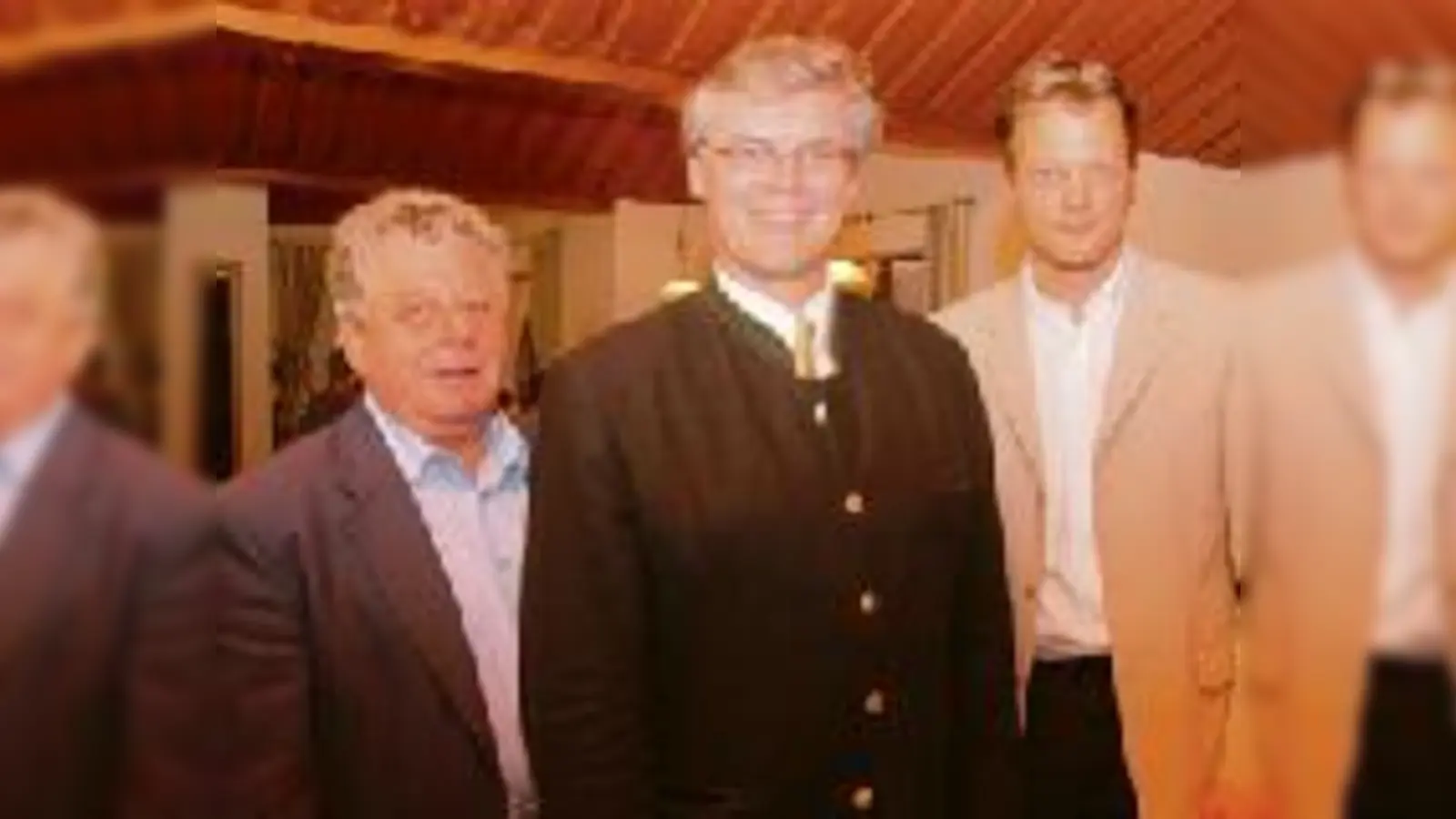 100 Prozent Rückenwind: Fraktionschef Th. Seidenberger (re.) und der Vorsitzende H. Unterholzner (li.) freuen sich auf den Wahlkampf mit Bürgermeister R. Schneider.	  (Foto: ba)