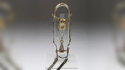 Zaumzeug aus einer Reitgarnitur der „Türkenbeute“ um 1700. Das Stück ist aus Textil, Leder und Metall sowie reich mit Perlmutt, Emaille und Schmucksteinen verziert. (Foto: Bayerische Schlösserverwaltung/Veronika Freudling, Maria Scherf)