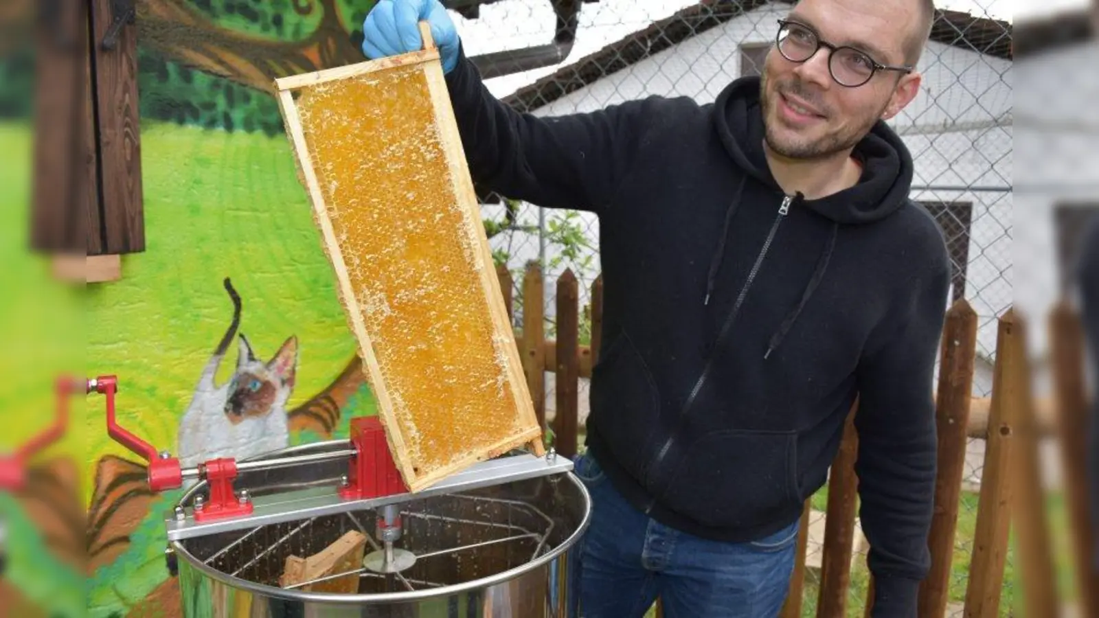 Imker Frank Peters gab im Tierheim Starnberg spannende Einblicke ins Honigmachen. (Foto: Susanne Hauck)