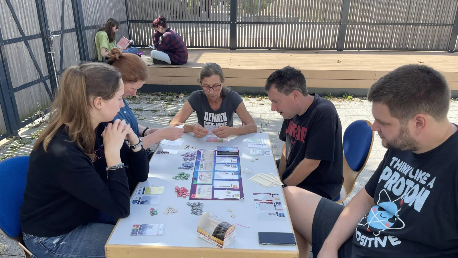 Auch die Terrasse der Jugendfreizeitstätte „Planet O” wird wieder zum Schauplatz von Strategie-, Denk- und allen anderen Arten von Spielen, denen sich die Besucher widmen wollen. (Foto: Freizeitstätte Planet O)