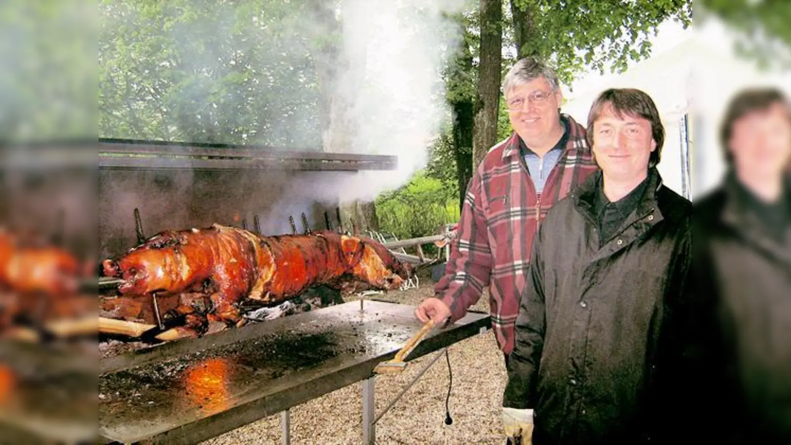 Das Spanferkel bereiteten Michael Brandmeier und Martin Metzger zu.  (Foto: Privat)